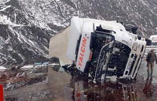 Yoldan çıkan tır devrildi