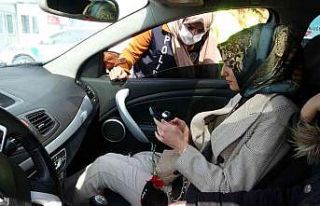 Yozgat’ta, polis ekipleri kadın yolculara karanfil...