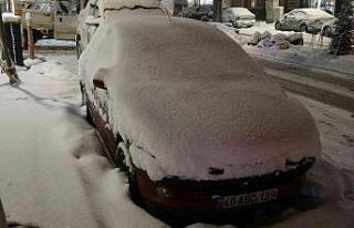 Yüksekova’da araçlar kara gömüldü