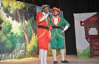 Yüksekovalı çocuklar tiyatro gösterisiyle eğlendi