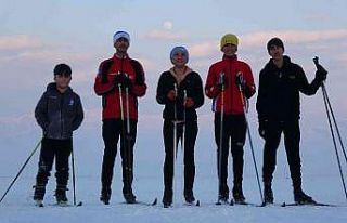 Yüksekovalı kayakçılar telesiyeji olmayan merkezde...