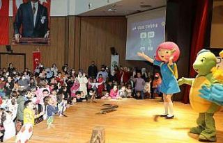 Yüreğirli çocuklar, ekranda gördüklerini sahnede...