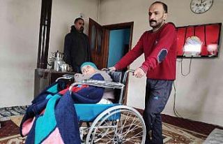 Yürüme engelli iki vatandaş tekerlekli sandalyeye...