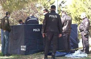 Yürüyüşten sonra dinlenmek için oturduğu bankta...