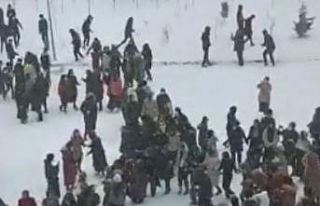 Yüzlerce öğrenci kar tatili haberini halay çekerek...