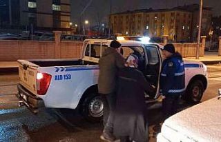 Zabıta ekipleri yolda kalan vatandaşlara yardım...