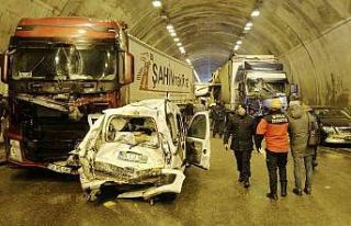 Zincirleme kazada bacakları kopan genç hastanede...