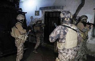 Zırhlı araçla kapı açıldı... Adana’da şafak...