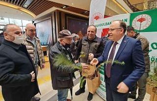Zonguldak’ta vatandaşlara bin adet fidan dağıtıldı