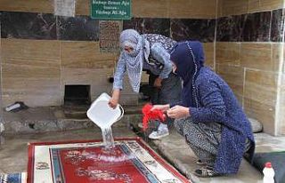 110 yıllık çeşmede bayram öncesi halılar yıkanmaya...