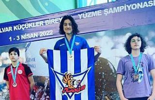 14 yaşındaki genç yüzücü Türkiye şampiyonluğuna...