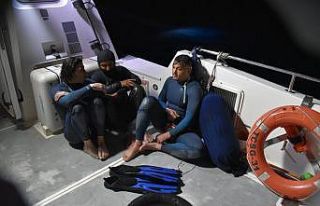 15 mili yüzerek geçmeye çalışan 3 göçmen deniz...