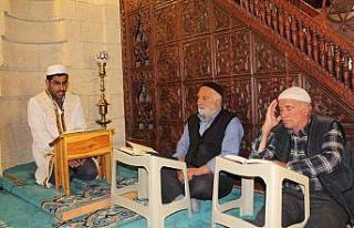 210 yıllık camide asırlık mukabele geleneği devam...