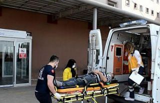 220 kiloluk iplik balyası üzerine düşen işçi...