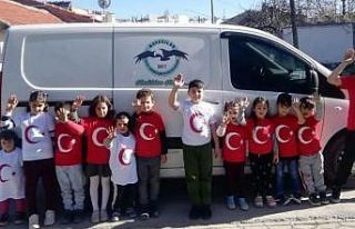 23 Nisan için miniklere ay yıldızlı hediye