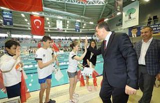 23 Nisan yüzme yarışlarında kulaç attılar