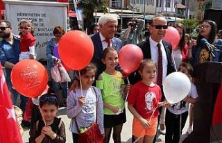 23 Nisan’da yüzlerce çocuk eğlendi