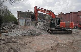 30 Ağustos İlkokulu’nun yıkımı başladı