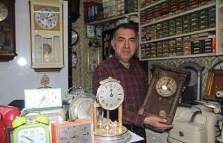 44 yıldır asırlık saatleri tamir ediyor