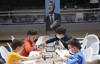 450 satranç tutkunu çocuk kıyasıya mücadele etti