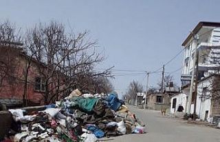 60 yaşındaki kadının evinden 2 kamyon çöp çıkarıldı