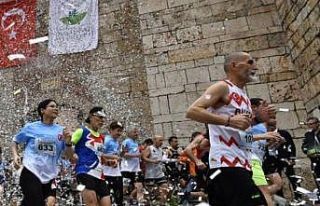 62’lik atlet yarı maratona damga vurdu