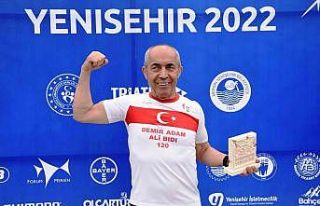 73 yaşındaki Demir Adam, 24 saatte 2 birincilik...