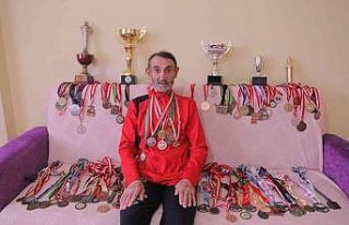77 yaşındaki Murat Altun’un spor azmi, bir oda...
