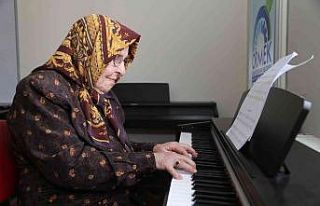 86 yaşında piyano kursuna başladı