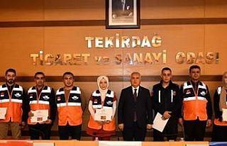 AFAD gönüllüleri sertifika ve kimliklerine kavuştu