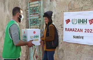 Afrin’de 8 bin 500 sivile Ramazan yardımı