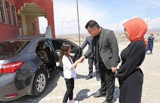 Ağrılı öğrenciler İl Milli Eğitim Müdürünün...