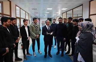 AİÇÜ Rektörü Karabulut, öğrencilere kitap ve...