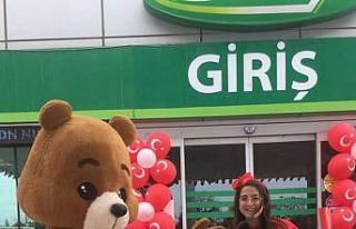 Akaryakıt istasyonunda çocuklar maskotla karşılaştı