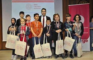 Akıl ve zeka oyunları finalinde dereceye giren öğrenciler...