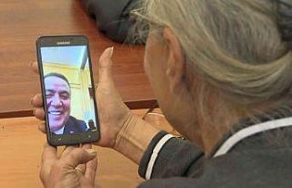 Akıllı telefon kursuna katılan yaşlılar, Başkan...