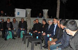 Akşehir Belediyesinin teravih sonrası közde çay...