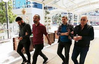 Alacaklılarını silahla vurup darp eden baba ve...