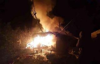 Alev alev yanan baraka itfaiye ve jandarma tarafından...