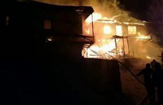 Alevler geceyi aydınlattı, 4 ahşap ev yanarak kül...