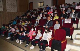 Altınova’da öğrencilerin sinema keyfi