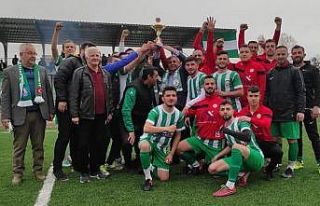 Altıntaş Belediye Gençlikspor şampiyonluk kupasını...