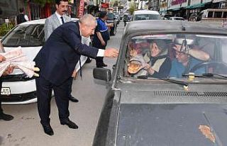 Amasya Belediye Başkanı Sarı, iftar öncesi trafikte...