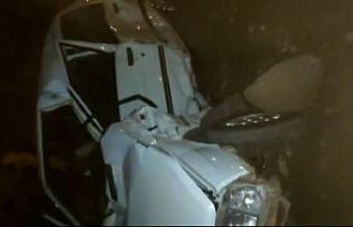 Ana yola çıkmaya çalışan otomobile kamyon çarptı:...