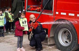 Anaokulu öğrencileri itfaiyeciliği öğrendi