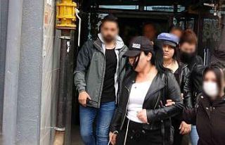 Annelerin eylemi sırasında PKK paçavrasını açan...