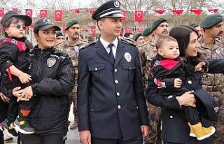 Annelerinin kucağındaki minik polisler ilgi odağı...