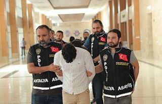 Antalya’da sahte polis kimliği ile 56 bin dolar...