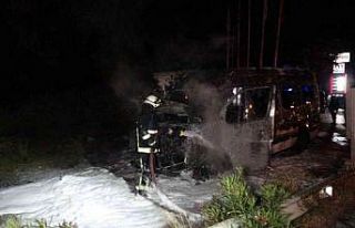 Antalya’da transfere giden tur minibüsü alev alev...