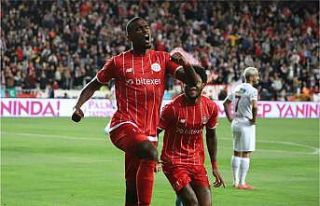 Antalyaspor’da Haji Wright, performansıyla göz...